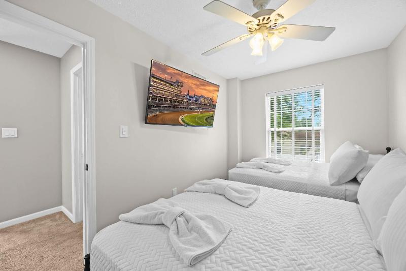 Cozy Retreat Near Downtown Lou and Attractions - image 40