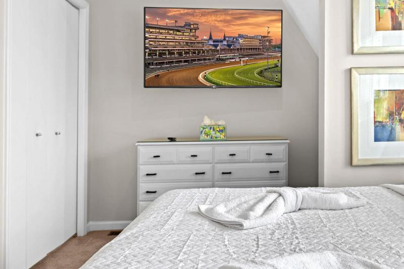 Cozy Retreat Near Downtown Lou and Attractions - image 26