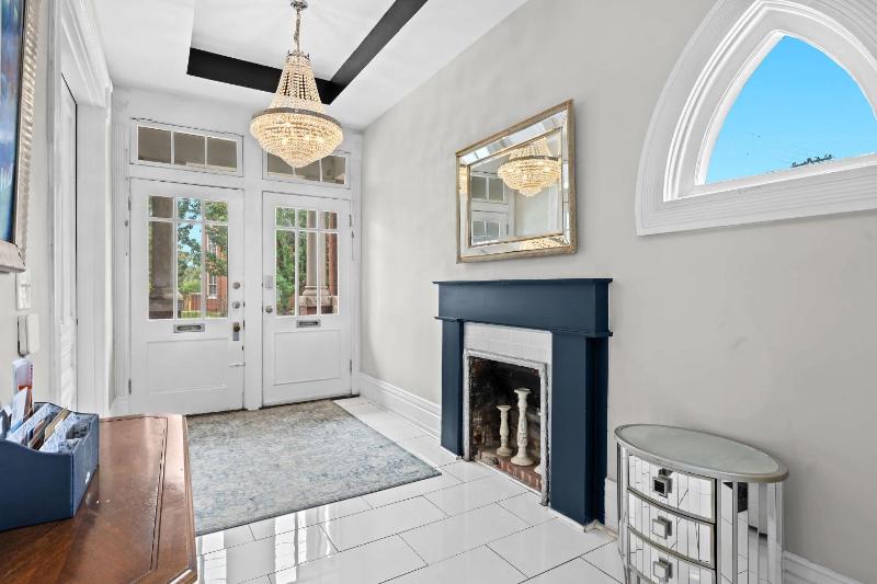 Historic 3-BR Downtown Bourbon Getaway - image 17