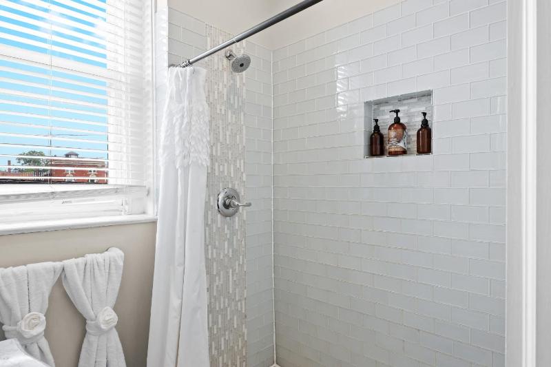 Historic 3-BR Downtown Bourbon Getaway - image 44