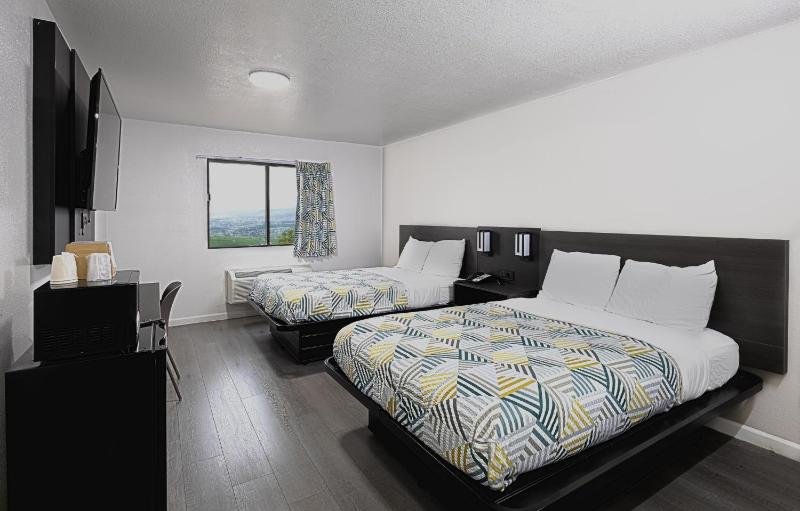 Quadruple Room - Disability Access - Non-Smoking image 4