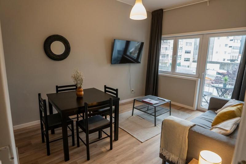 3BR Flat by Casa da Música Central Sleeps 6 2D - image 6