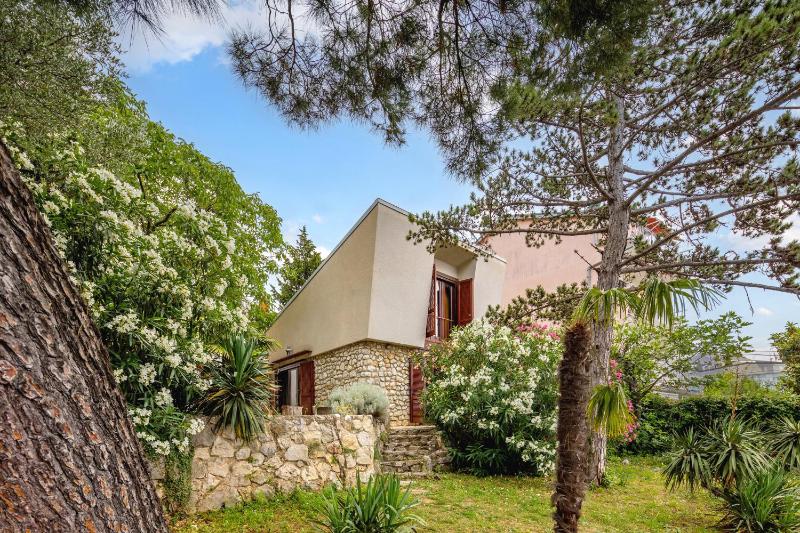 Lovely Holiday Home By The Sea - Happy Rentals - image 1