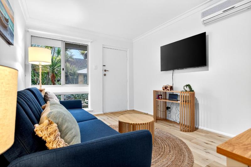 Bright 2-Bed Unit Near Scarborough Beach - image 8