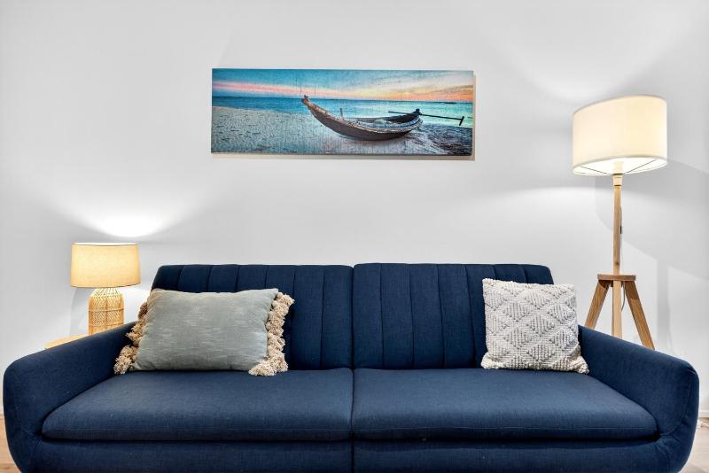 Bright 2-Bed Unit Near Scarborough Beach - image 6