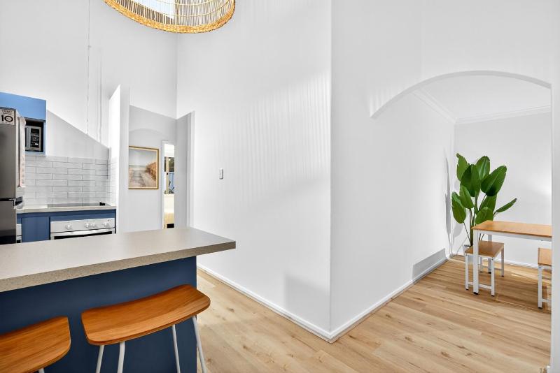 Bright 2-Bed Unit Near Scarborough Beach - image 11