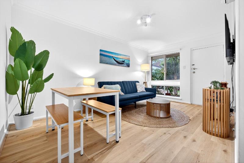 Bright 2-Bed Unit Near Scarborough Beach - image 4