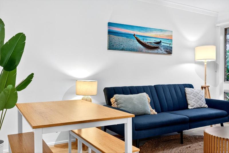 Bright 2-Bed Unit Near Scarborough Beach - image 9