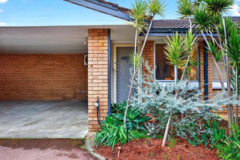 Bright 2-Bed Unit Near Scarborough Beach - image 7