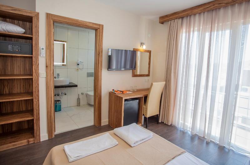 Standard Double or Twin Room with Garden View image 3