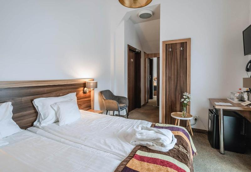 Classic Double Room image 3