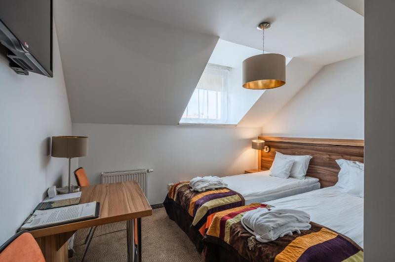 Classic Double Room image 4