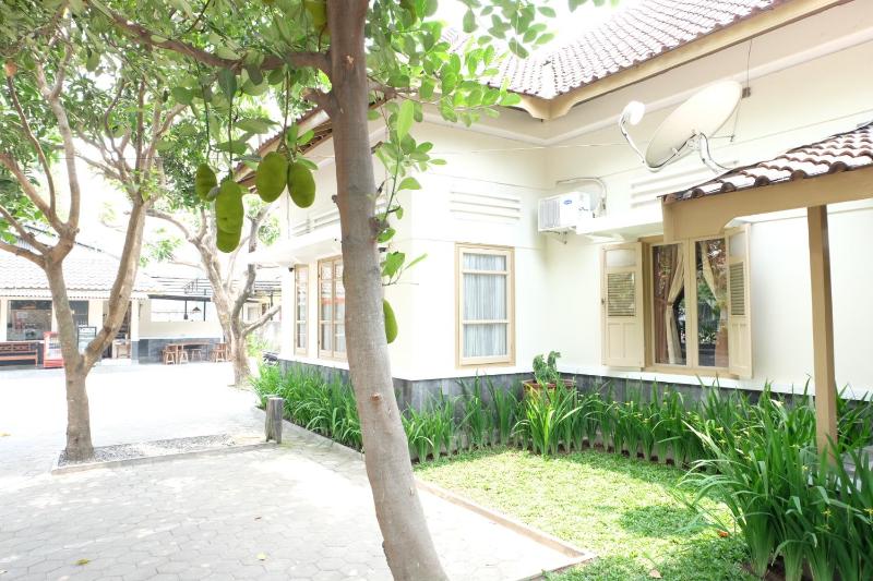 Ndalem Suratin Guesthouse - image 12