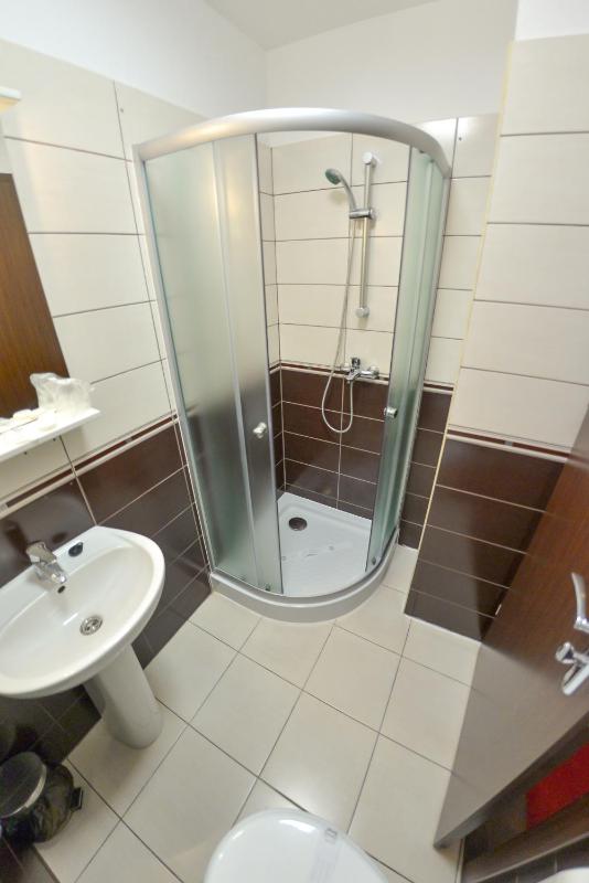 Twin Room image 3
