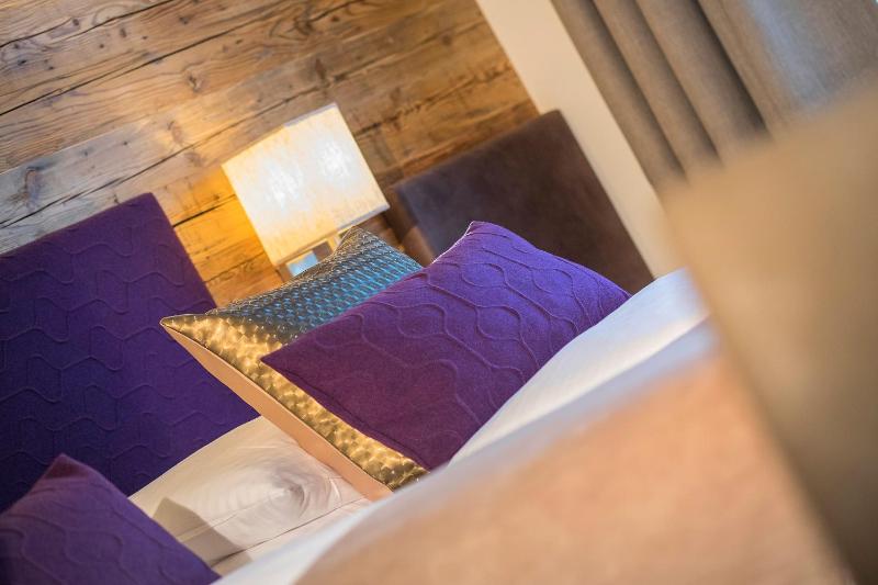Double Room with Balcony image 2