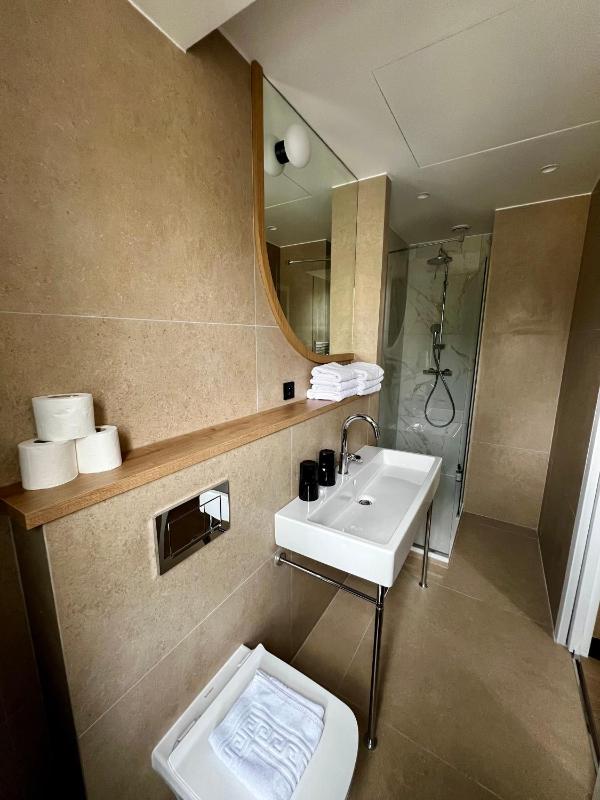 Superior Triple Room image 3