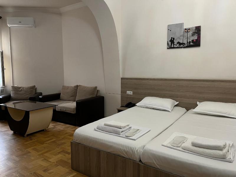 Large Double Room image 3