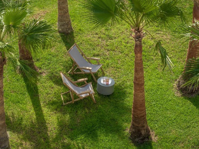 Superior Bungalow Poolside image 3