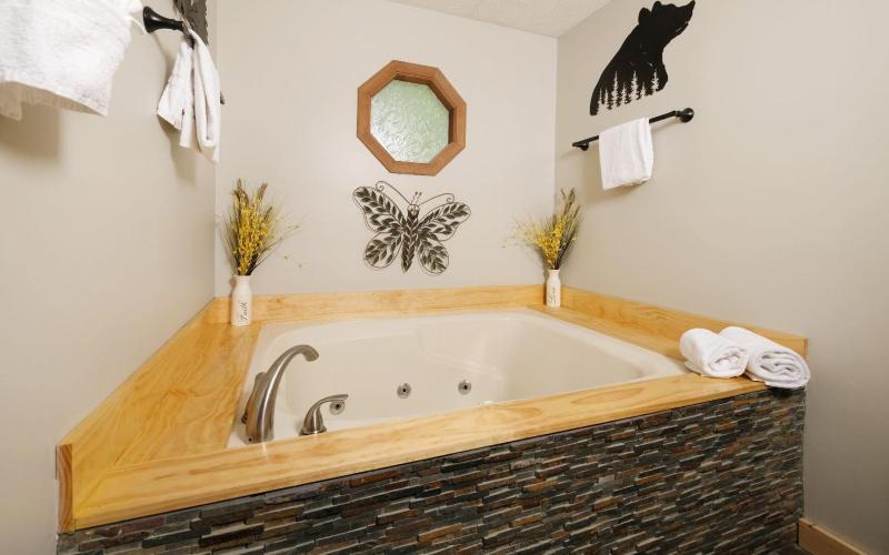 Over the Top - Pets Welcome Mountain Views Hot Tub Wood-burning Fireplace - image 11