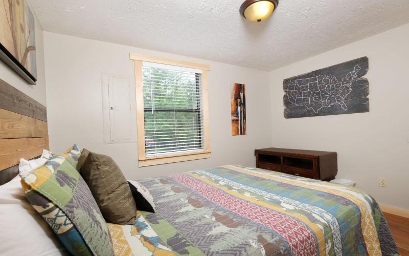 Over the Top - Pets Welcome Mountain Views Hot Tub Wood-burning Fireplace - image 23
