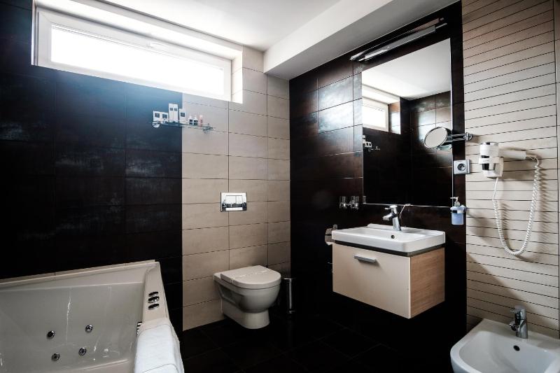 Deluxe Suite with Welcome Drink image 3