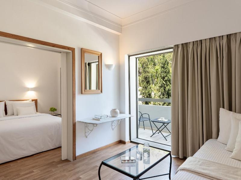 Family Guestroom Inland View image 1