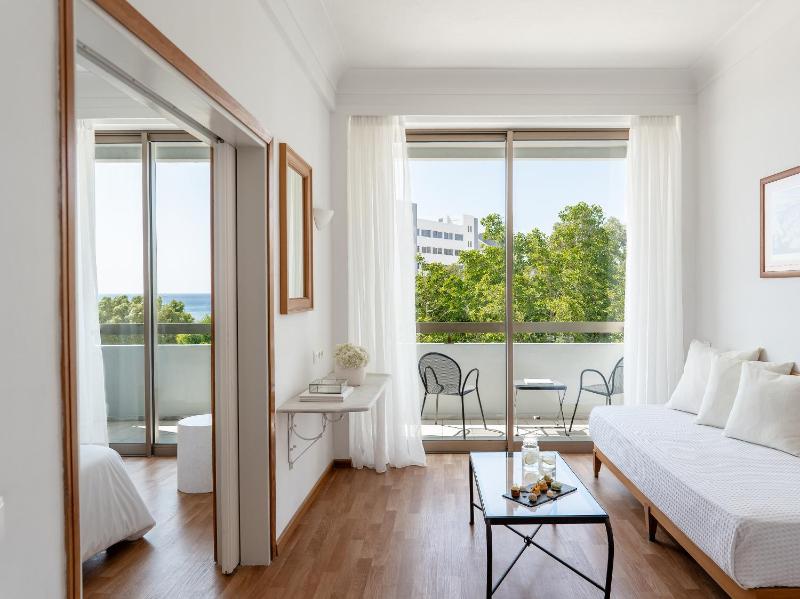 Premier Family Guestroom Side Sea View image 4