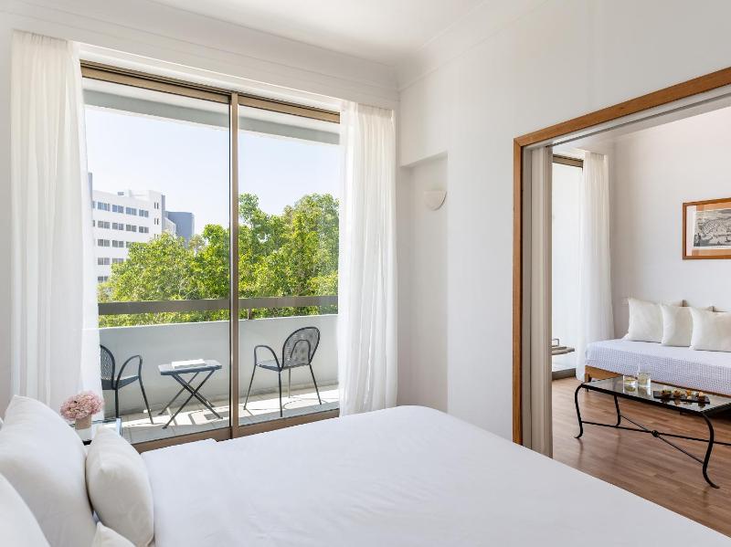 Premier Family Guestroom Side Sea View image 1