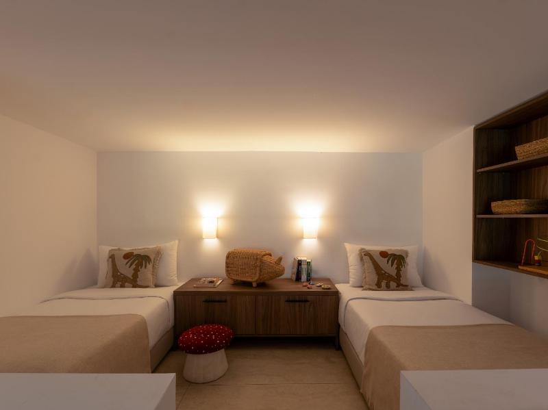 Premier Loft Family Guestroom image 4