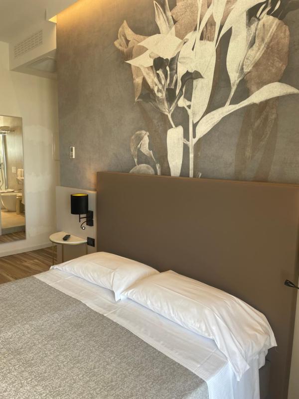 Double Room with Partial Sea View image 1