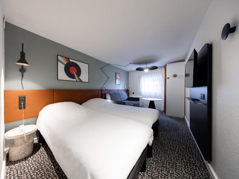 Standard Room With Three Single Beds image 2
