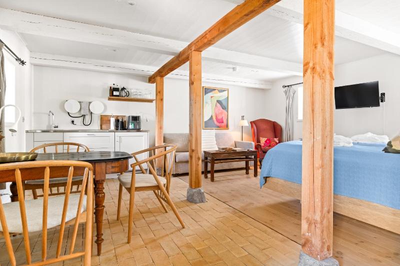 Studio Apartment with Kingsize Bed and Private Bathroom image 1