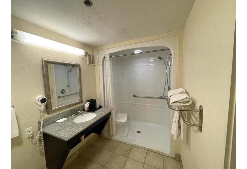 King Room with Roll-in Shower - Disability Access - Non-Smoking image 2