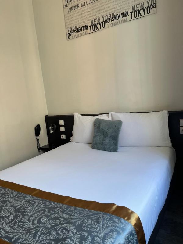 Standard Double Room image 2