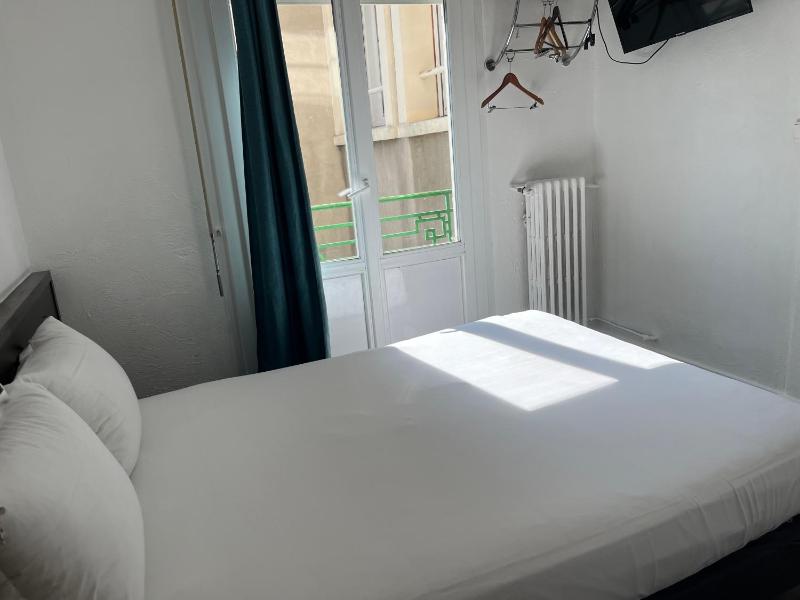 Single Room with Bathroom image 3