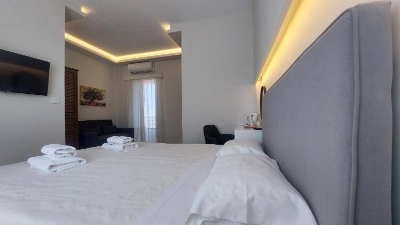 Standard Double Room image 4