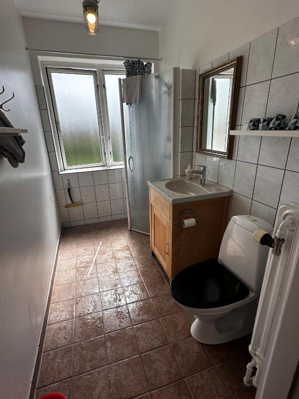 Single Room with Shared Shower and Toilet image 4