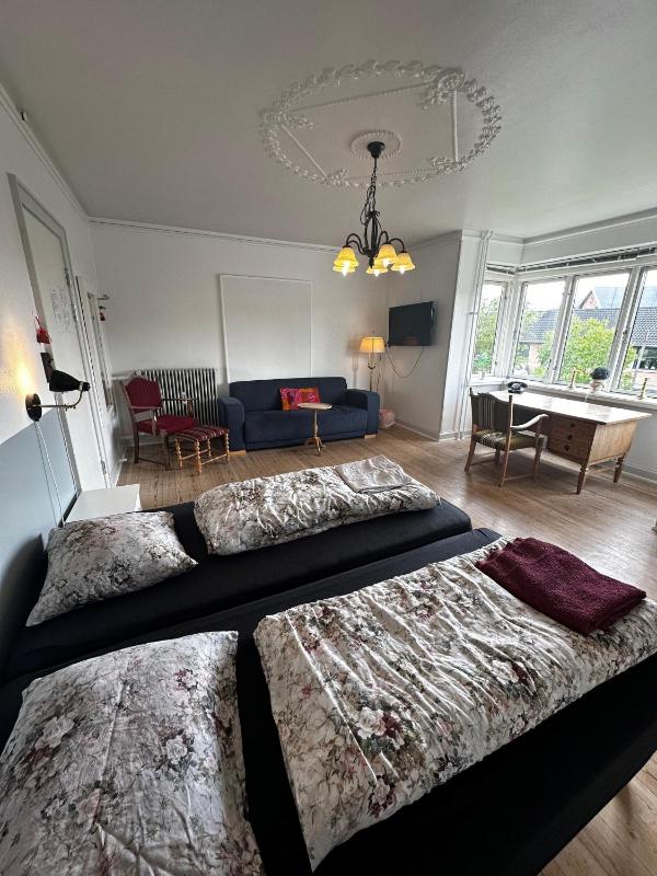 Double or Twin Room with Shared Bathroom image 3