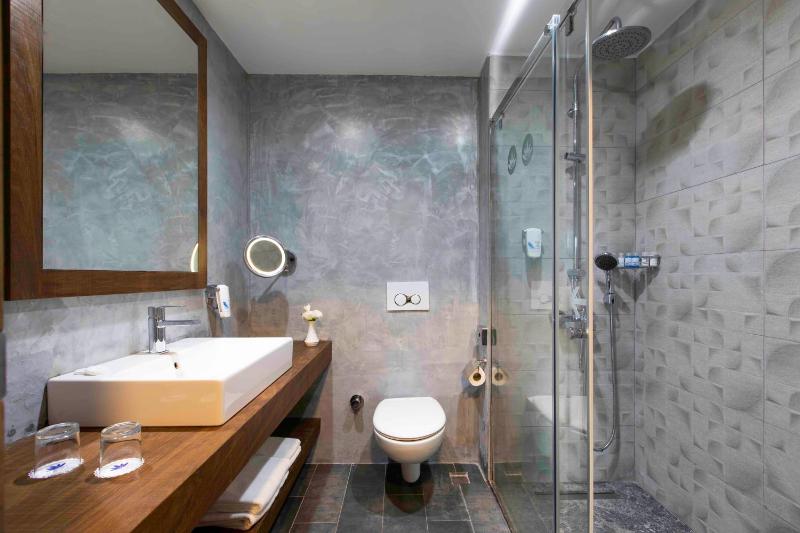 Deluxe Suite with Sea View image 4