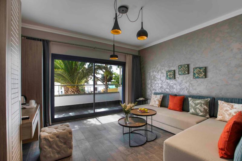 Deluxe Suite with Sea View image 2