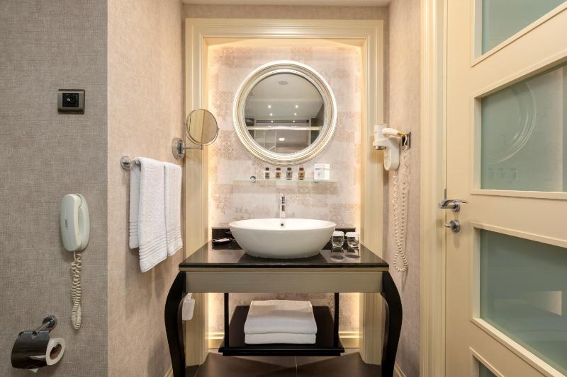 Deluxe King Room image 1