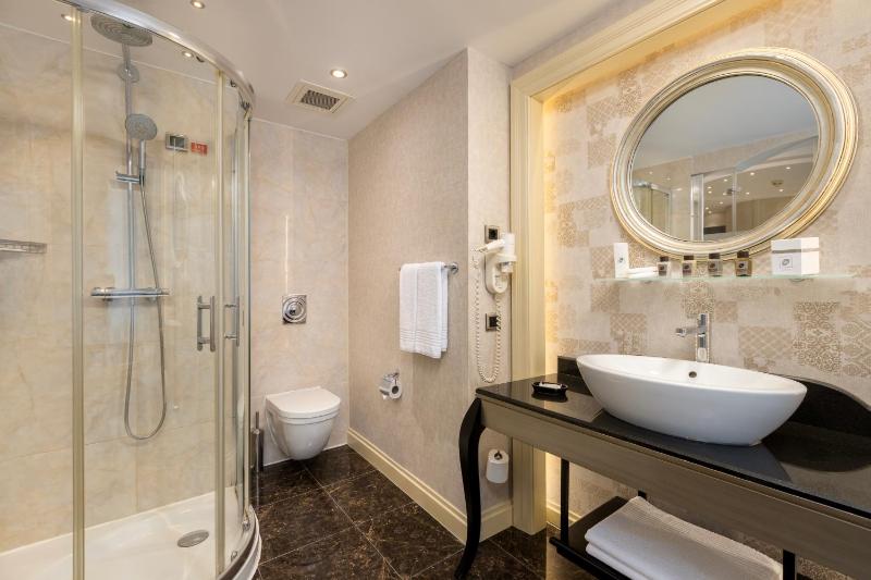 Corner Double Room image 1