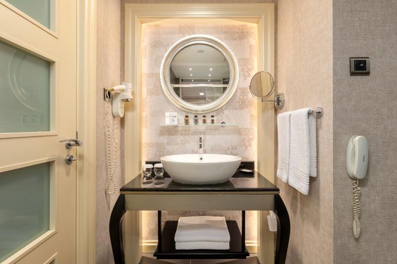 Luxury Suite image 1