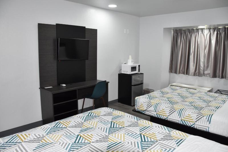 Queen Room with Two Queen Beds - Non-Smoking image 1