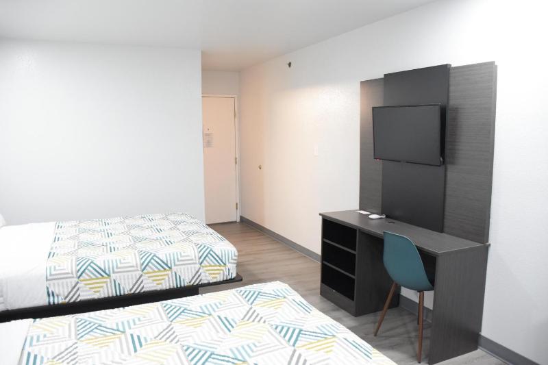 Queen Room with Two Queen Beds - Non-Smoking image 3