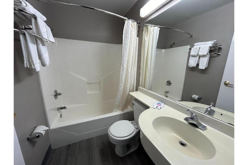 Queen Room - Disability Access - Non-Smoking image 2