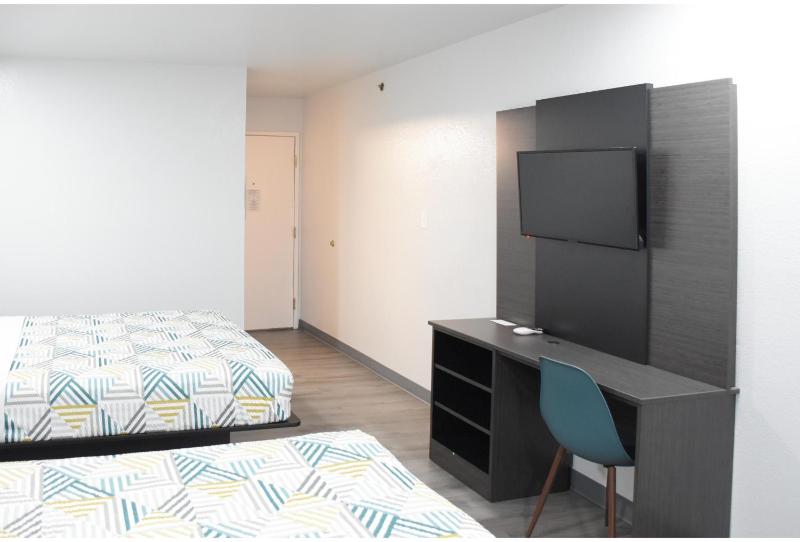 Queen Room with Two Queen Beds - Non-Smoking image 4