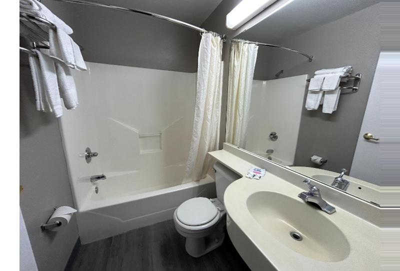 Queen Room - Disability Access - Non-Smoking image 3