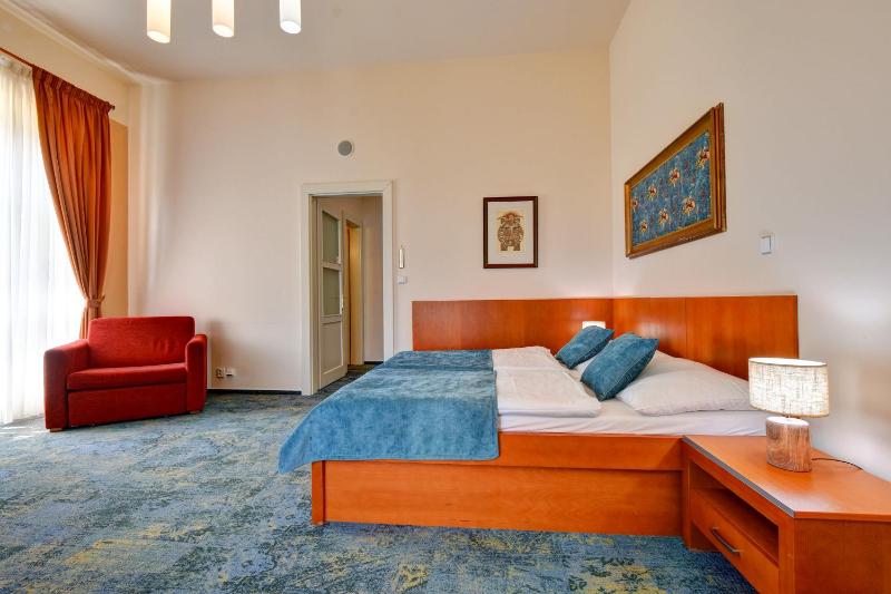 Deluxe Double or Twin Room image 4