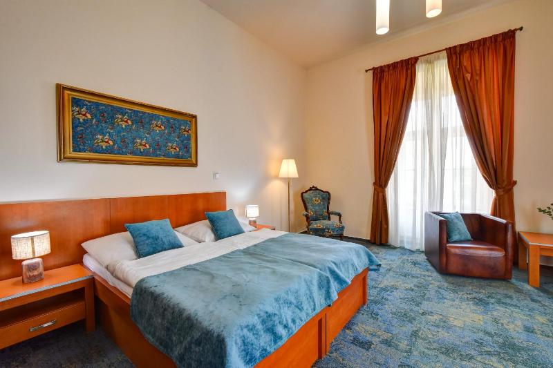 Deluxe Double or Twin Room image 2